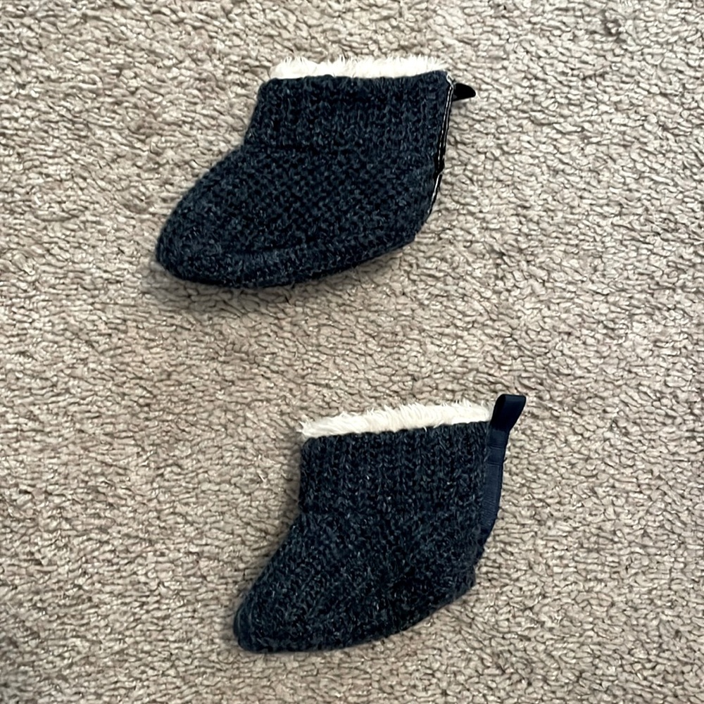 GAP Fur lined knit booties